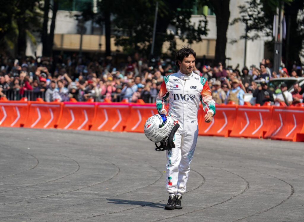 Checo Pérez enciende Reforma celebrando su regreso al México GP
