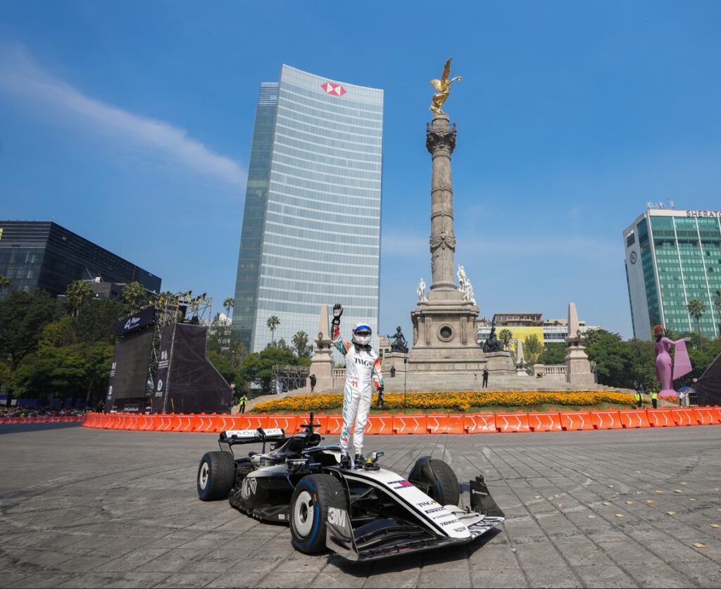 Checo Pérez enciende Reforma celebrando su regreso al México GP