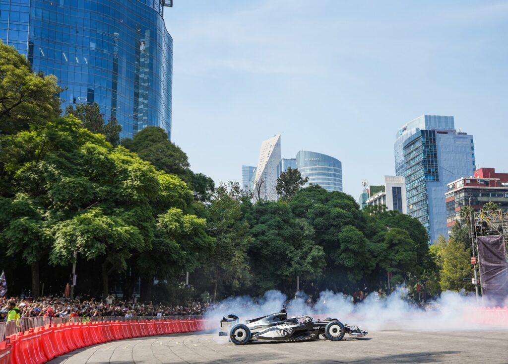 Checo Pérez enciende Reforma celebrando su regreso al México GP