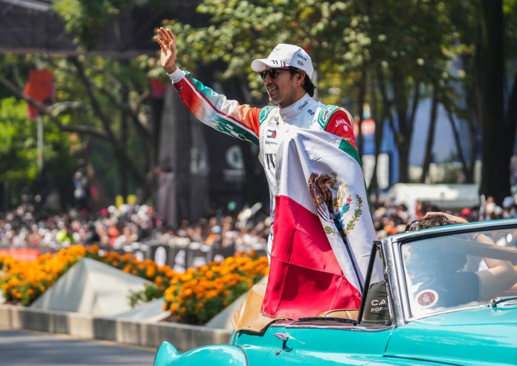 Checo Pérez enciende Reforma celebrando su regreso al México GP
