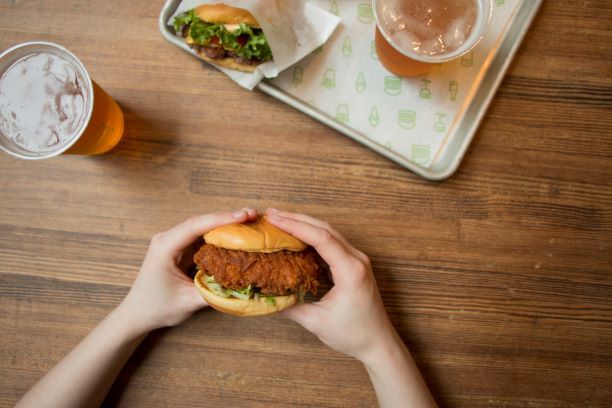 La Chick’n Shack es una hamburguesa que está hecha con una crujiente pechuga de pollo
