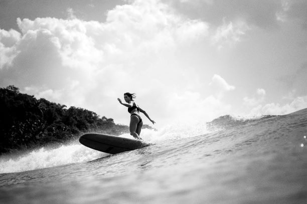 Karina Rozunko hace equipo con Vans para domar la ola perfecta