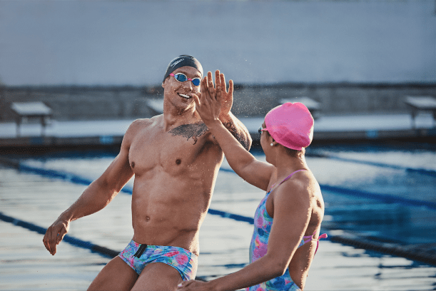 Nadar en pareja: Conoce sus beneficios y ventajas