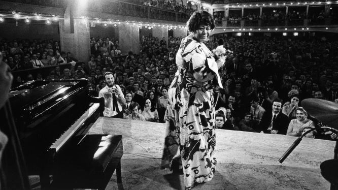Verve Records anuncia el lanzamiento de una grabación estelar nunca antes escuchada de la Primera Dama de la Canción, Ella Fitzgerald. Verve Records anuncia el lanzamiento de una grabación estelar nunca antes escuchada de la Primera Dama de la Canción, Ella Fitzgerald.