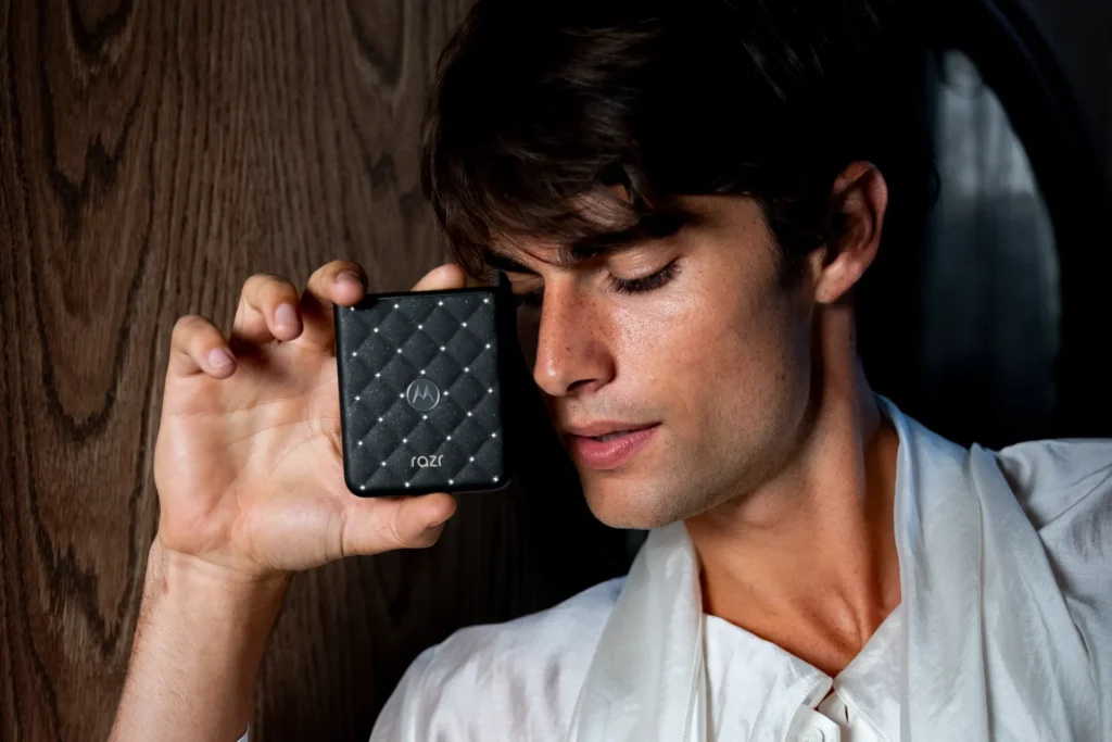 motorola razr 70 con Crystals by Swarovski: Diseñado para brillar
