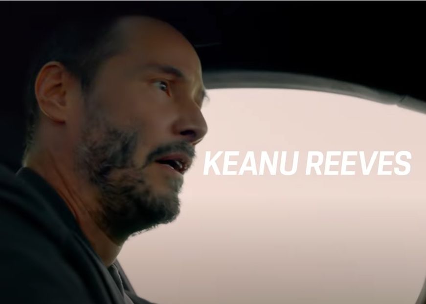 Keanu Reeves y Alex Winter conducen el Porsche Taycan