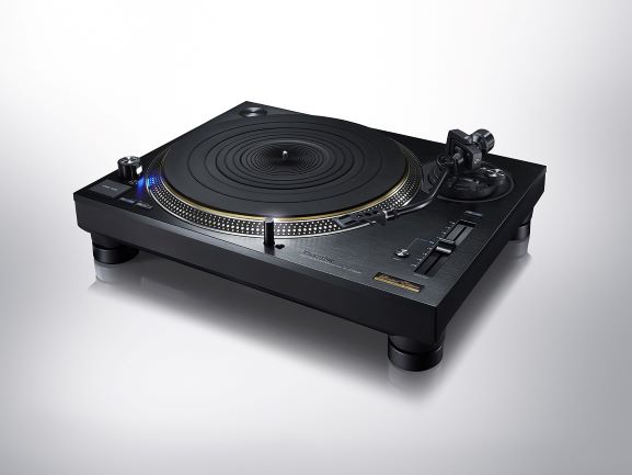 El nuevo modelo Technics SL-1210GAE presenta un aspecto totalmente negro y un panel superior de aluminio de 10 mm de espesor